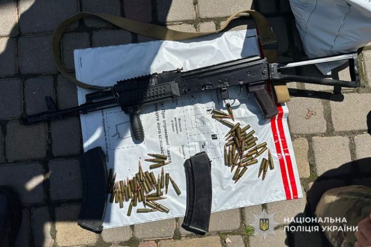 На Чортківщині чоловіки придбали для себе “АК 74”