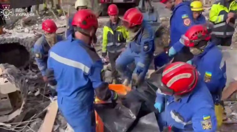 У Києві з під завалів дістали тіло 2-х річної дитини: кількість загиблих зросла до 27