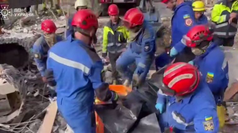 У Києві з під завалів дістали тіло 2-х річної дитини: кількість загиблих зросла до 27