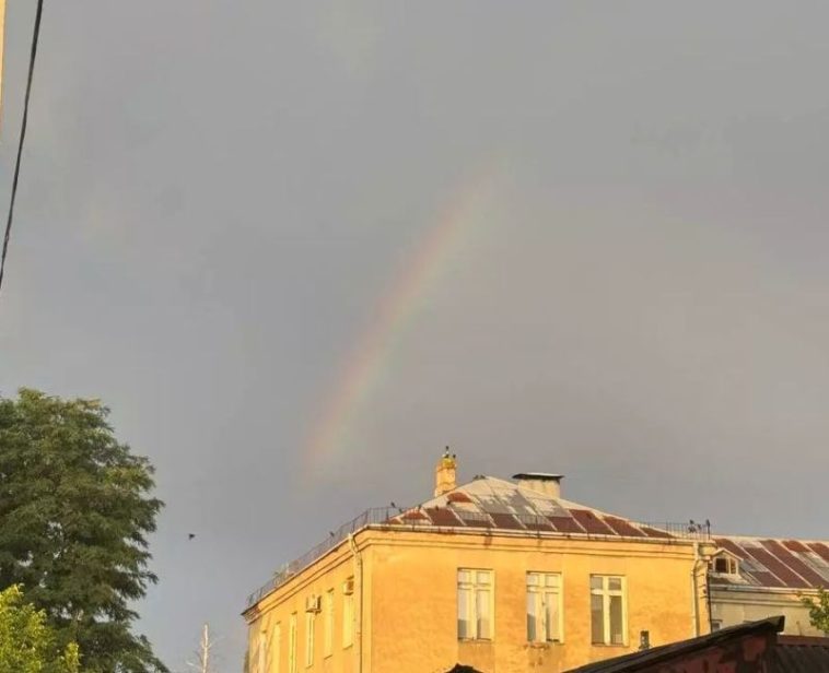 Після потужної зливи у Тернополі з'явилась красива веселка