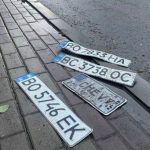 У Тернополі водії під час зливи погубили номерні знаки