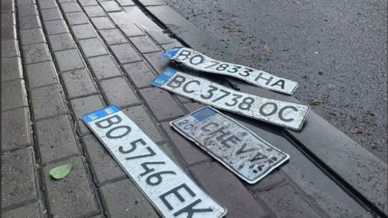 У Тернополі водії під час зливи погубили номерні знаки