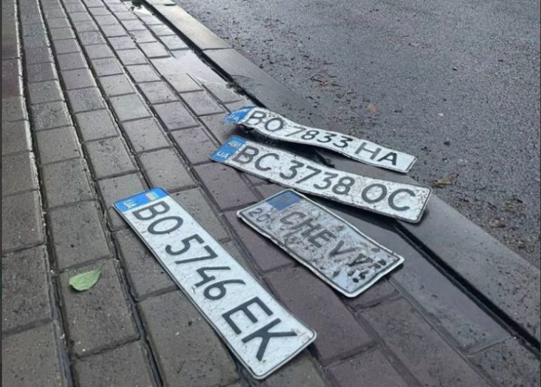 У Тернополі водії під час зливи погубили номерні знаки