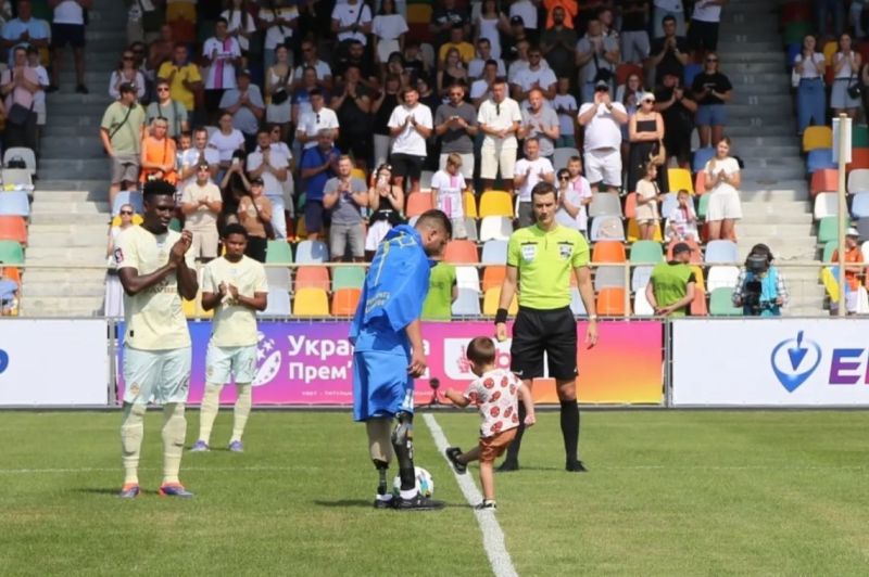 Матч у Тернополі «Епіцентр» — «Шахтар»: перший удар по м’ячу здійснив зі ветеран  своїм сином