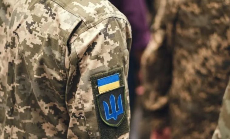 Чоловіки догнали і заблокували авто ТЦК, в якому перевозили військовозобов’язаного з Кременця