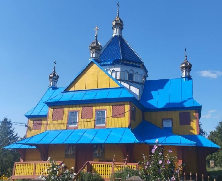На Тернопільщині у синьо-жовті кольори помалювали 135-річну церкву