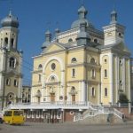 У Тернополі обмежили рух транспорту біля церкви Успіння Пресвятої Богородиці