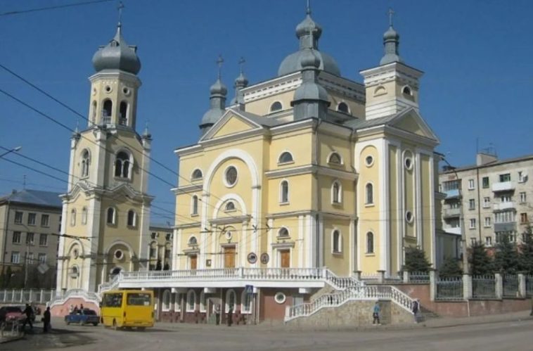 У Тернополі обмежили рух транспорту біля церкви Успіння Пресвятої Богородиці