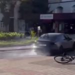У Тернополі водій на "Теслі" влаштував дрифт на кільці