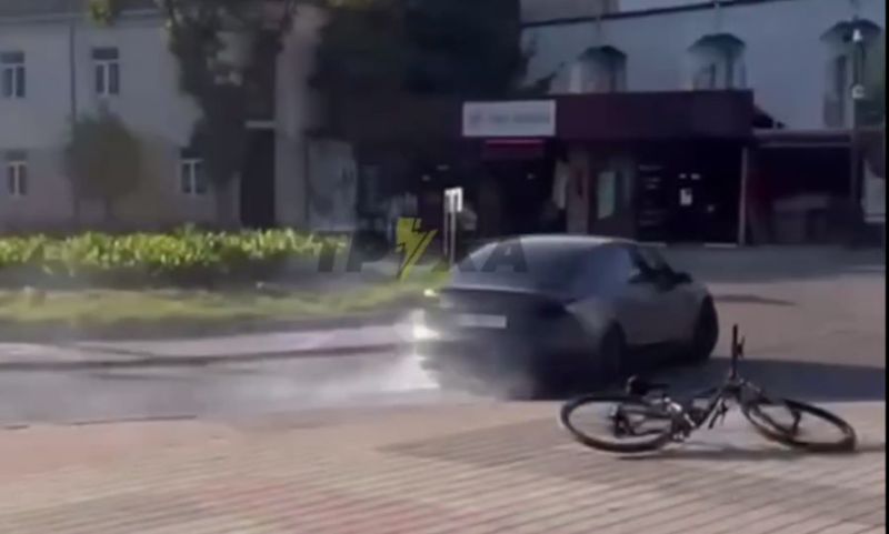 У Тернополі водій на “Теслі” влаштував дрифт на кільці