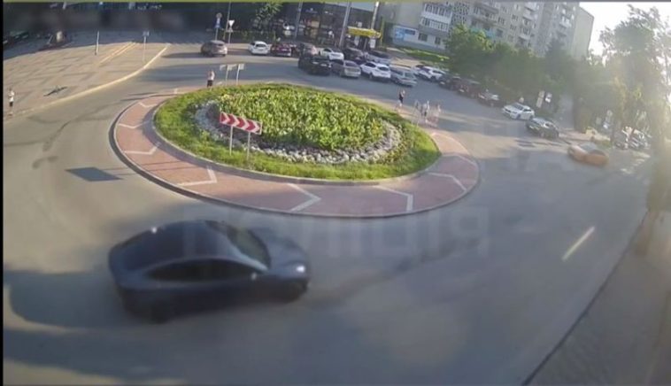 Дрифт на кільці: у Тернополі знайшли водія "Тесли", який влаштував небезпечні маневри на дорозі