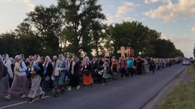 Паломники УПЦ йдуть до Почаївської лаври