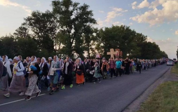 Паломники УПЦ йдуть до Почаївської лаври