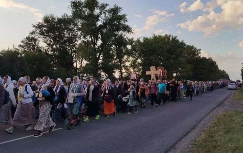 Паломники УПЦ йдуть до Почаївської лаври