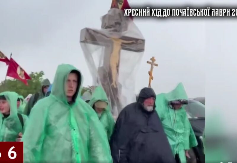 Тисячі вірян УПЦ уже на території Тернопільщини: йдуть до Почаївської лаври