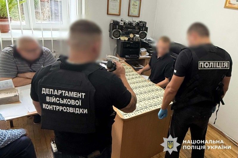 За 10 000 доларів тернополянин обіцяв знайомому організувати незаконне переправлення через кордон.
