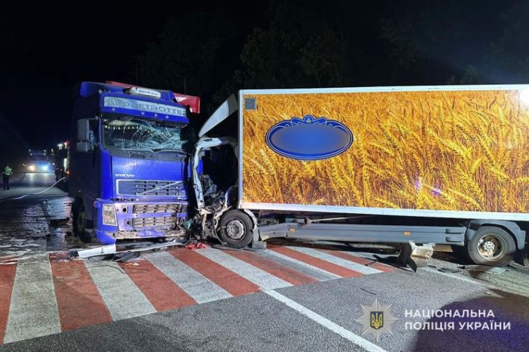 У Довжанці не розминулися дві вантажівки: водії травмовані