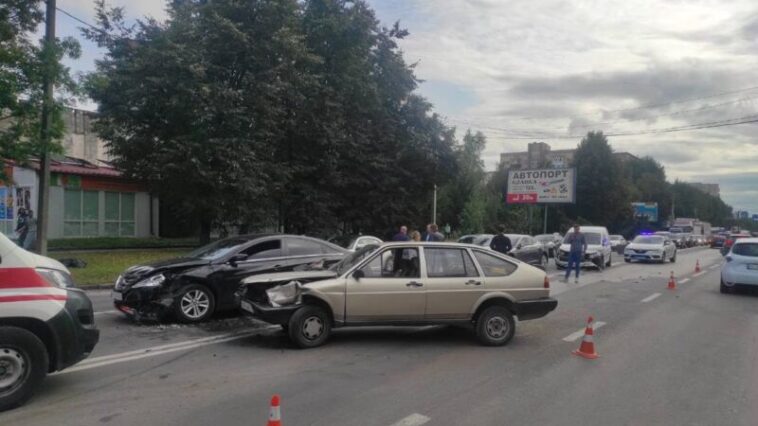 У Тернополі зіткнулося чотири авто: є травмовані