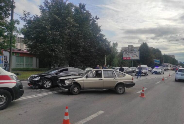 У Тернополі зіткнулося чотири авто: є травмовані