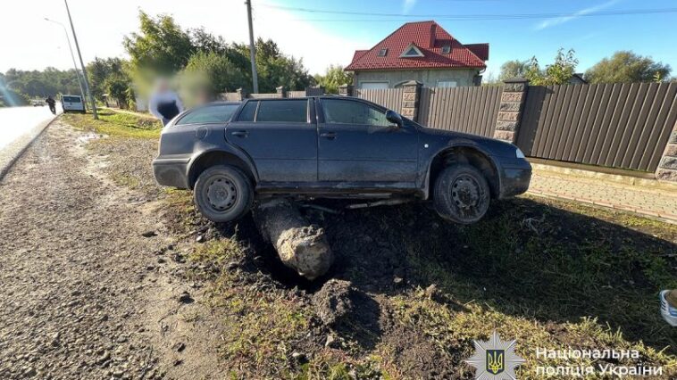 На Тернопільщині водій "Шкоди" в’їхав в опору: травмувалися двоє пасажирів