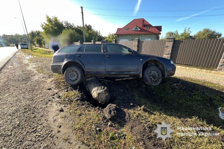 На Тернопільщині водій "Шкоди" в’їхав в опору: травмувалися двоє пасажирів
