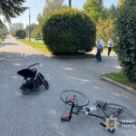 У парку Тернополя велосипедист збив бабусю з немовлям