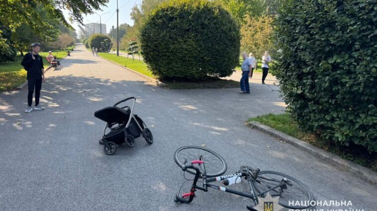 У парку Тернополя велосипедист збив бабусю з немовлям