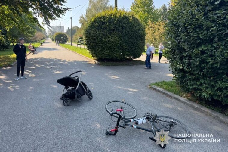 У парку Тернополя велосипедист збив бабусю з немовлям