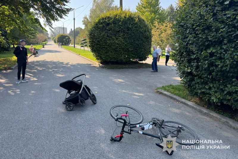 У парку Тернополя велосипедист збив бабусю з немовлям