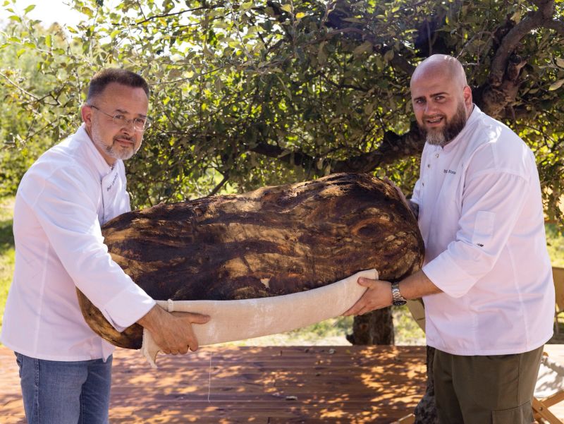 Національний рекорд: пекар з Чорткова спік гігантський хліб на дровах