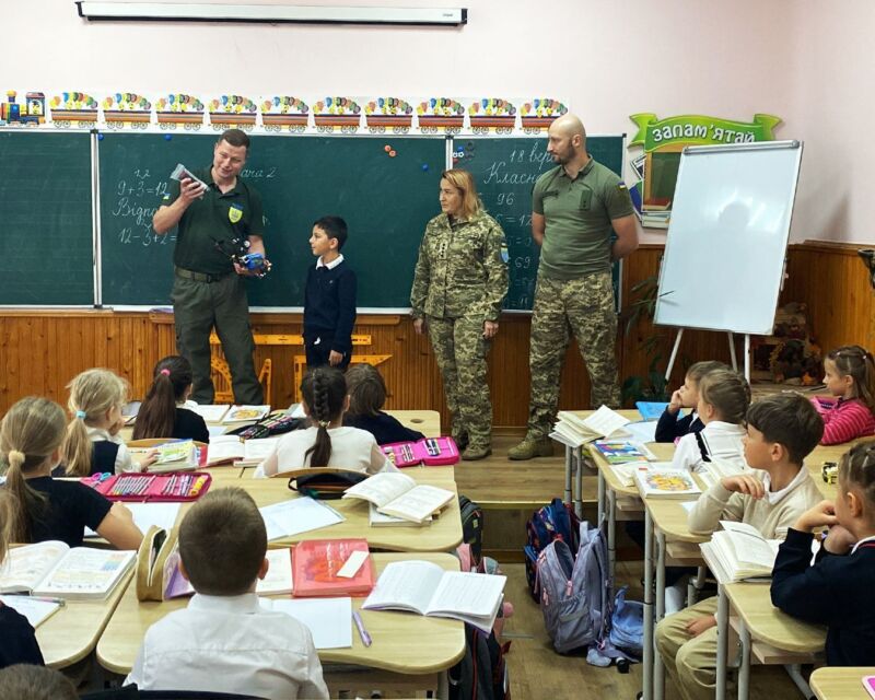 Дрон "За тата": другокласник із Тернополя віддав свій подарунок військовим. Фото 105 бригада.