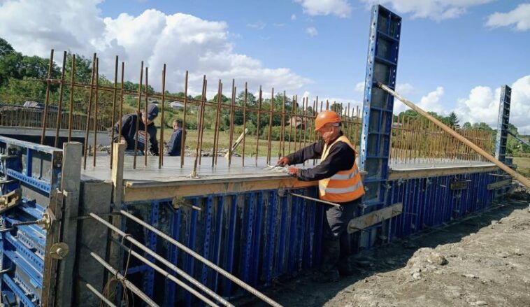 У Чернихівцях ремонтують міст через річку Гнізна