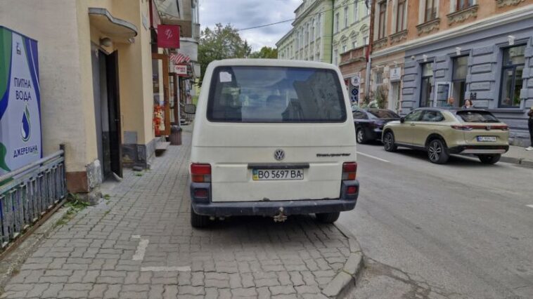 У центрі Тернополя Volkswagen Transporter припаркували на тротуарі