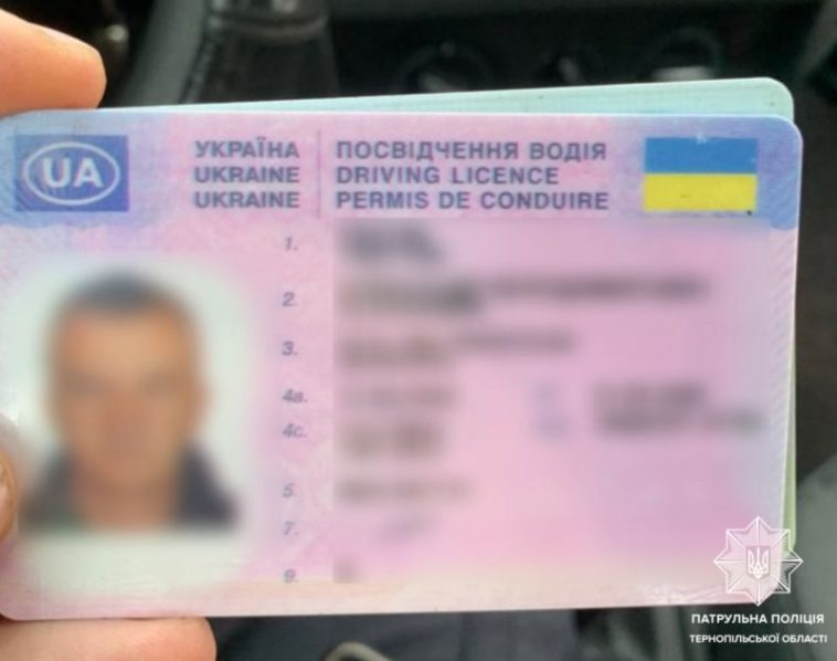 У Тернополі зупинили водія за перевищення швидкості із підробленими документами