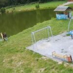 У Бучачі троє хлопчиків повикидали лавки у річку і зіпсували дитячий майданчик
