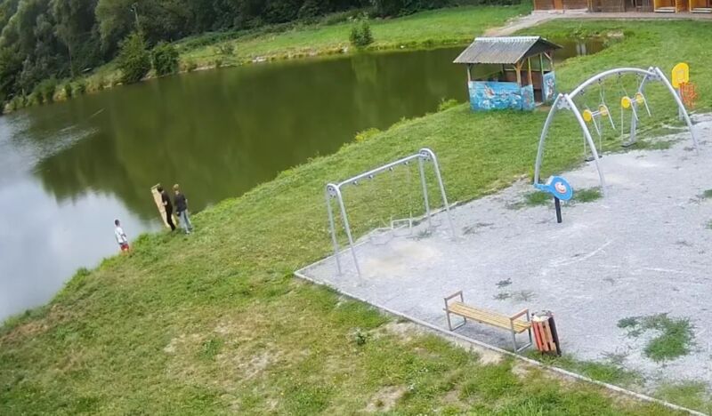 У Бучачі троє хлопчиків повикидали лавки у річку і зіпсували дитячий майданчик