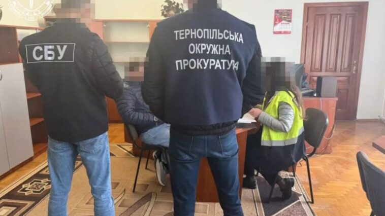 На Тернопільщині одразу 16 чиновників отримали підозри у вчиненні корупційних злочинів