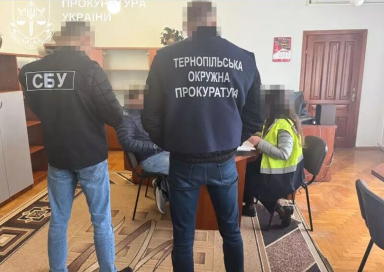 На Тернопільщині одразу 16 чиновників отримали підозри у вчиненні корупційних злочинів