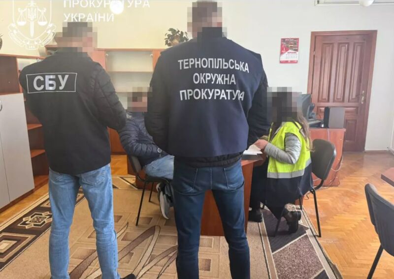 На Тернопільщині одразу 16 чиновників отримали підозри у вчиненні корупційних злочинів