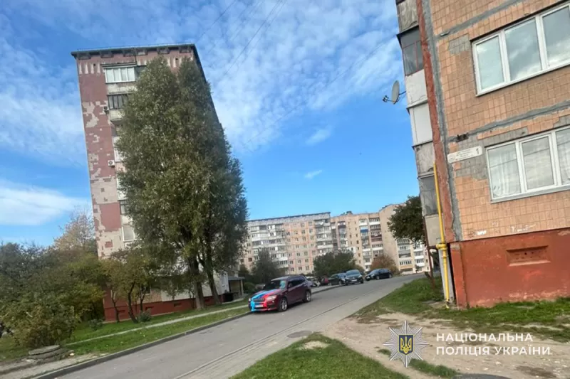 Трагічний випадок у Тернополі: з п'ятого поверху випав чоловік