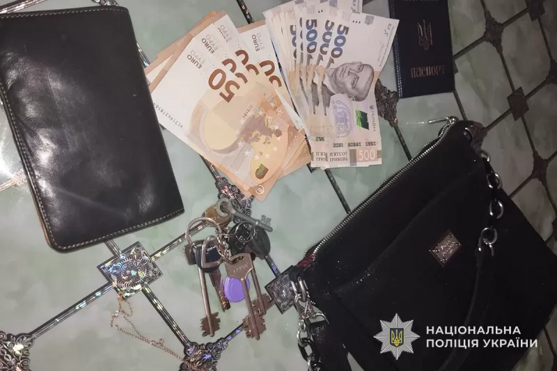 500 євро та 5000 грн: у Тернополі розшукали жінку, яка на зупинці викрала чужу сумку