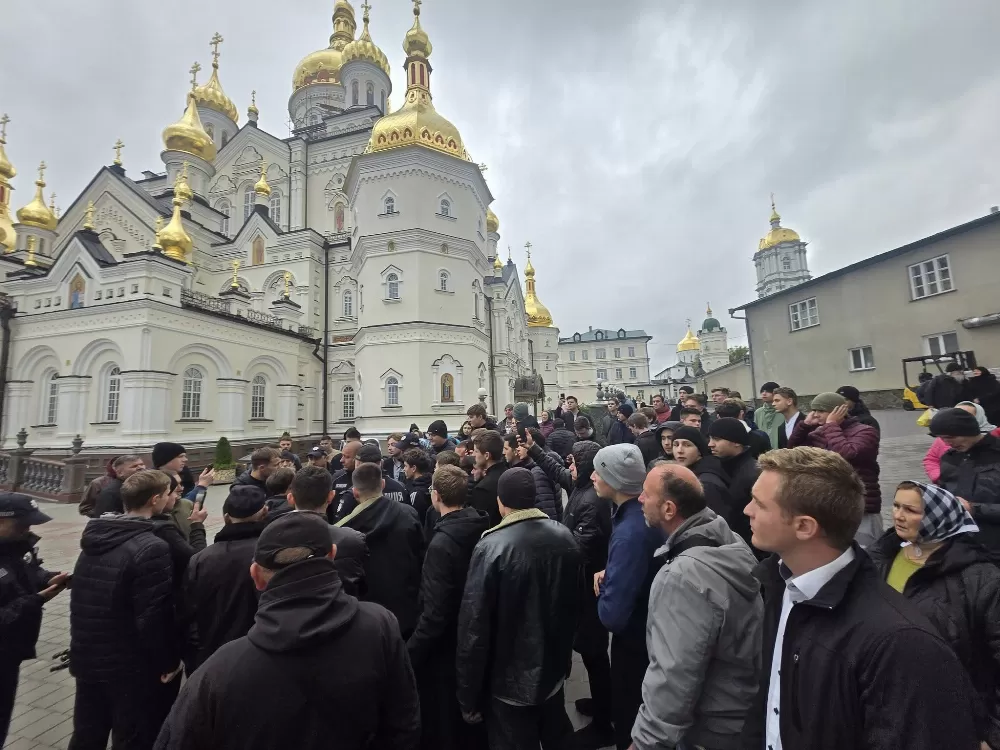 У Почаївській лаврі — провокації під час слідчих дій: неповнолітні та “бабусі” кидались на правоохоронців