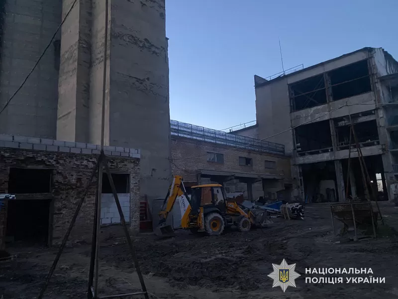 У Кременці на будівництві чоловікові на голову впала дерев'яна балка: важкий стан