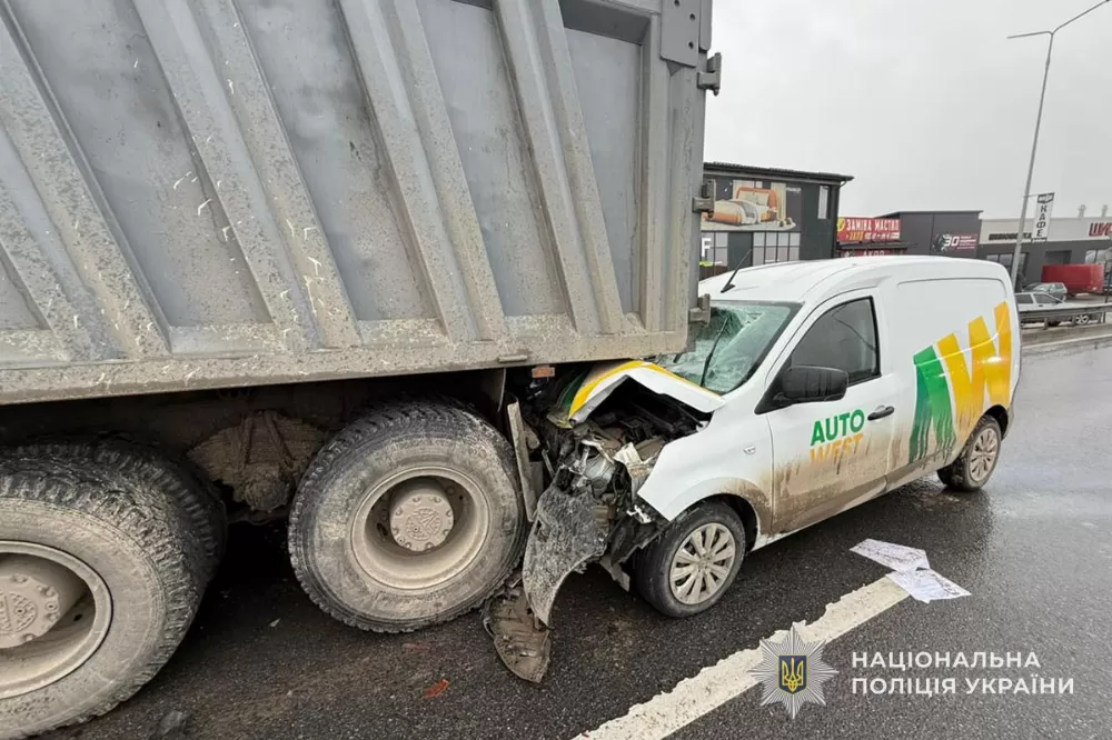 У Тернополі водій на "Рено" влетів у вантажівку "МАЗ"