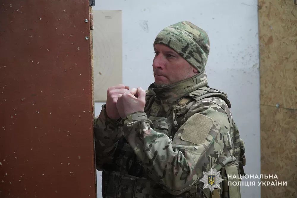 Олександр був одним із тих, кого поважали за професійність, чесність і рішучість, цінували за вміння зберігати спокій у найскладніші моменти, довіряли, бо знали — він не підведе. За його плечима — понад 20 років служби в підрозділах поліції особливого призначення. 