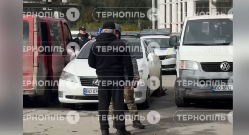 У Тернополі люди у формі заблокували авто: чоловік і жінка вже добу сидять в машині