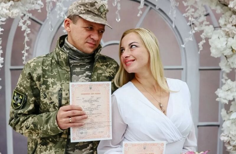 У Тернополі військовий встав на весільний рушник у День захисників