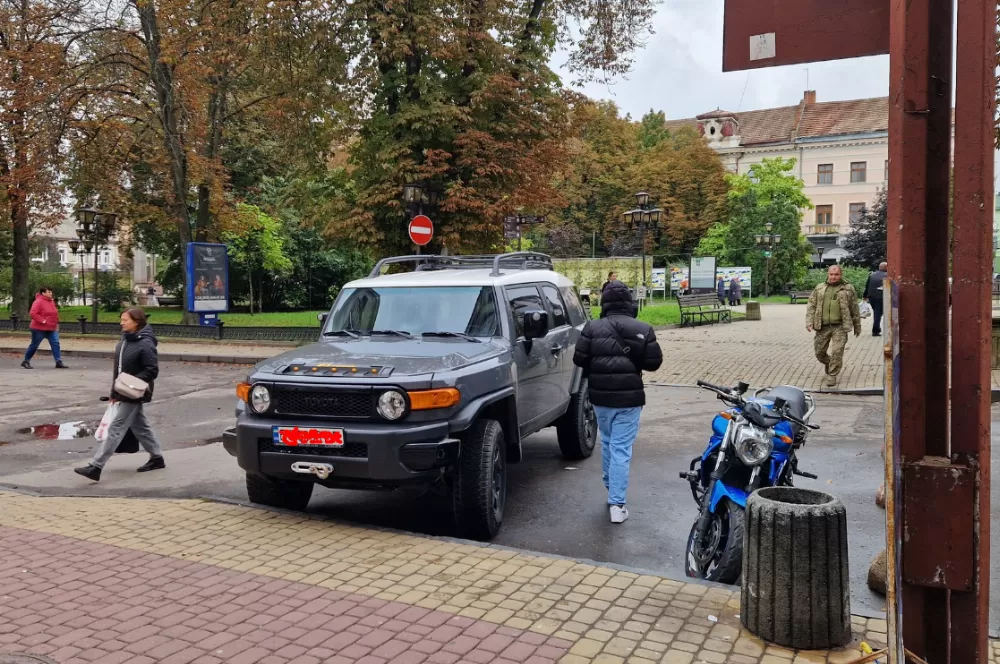 Переїхав через обмежувач і припаркувався у пішохідній зоні прямо у центрі Тернополя
