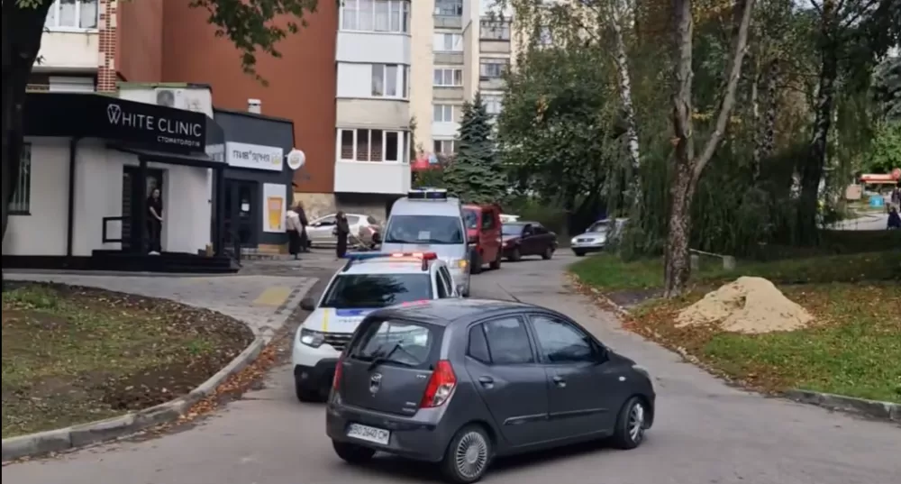 У Тернополі водій проігнорував колону «На щиті»