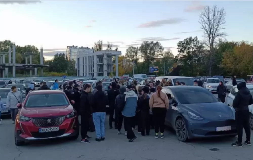 Поліція розшукує чоловіка, який у Тернополі понад добу сидів у заблокованому авто